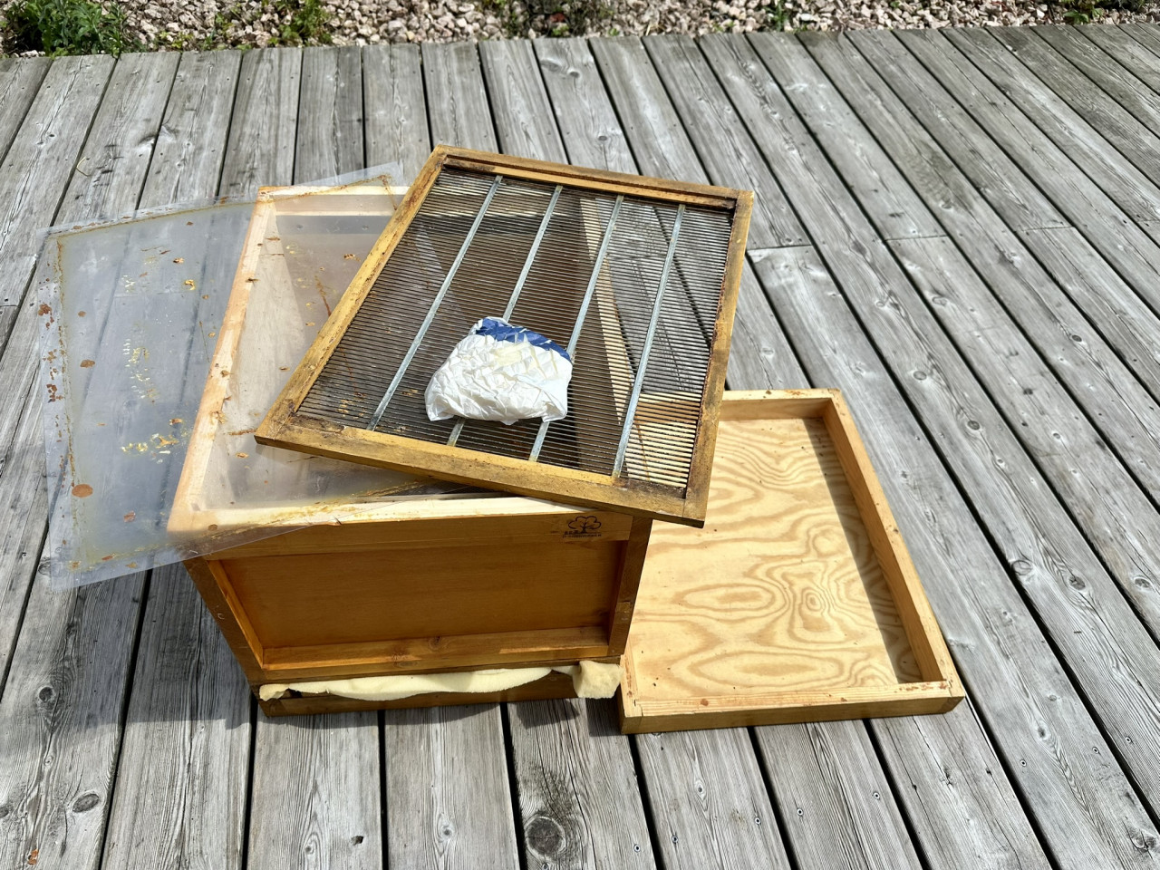 Utensilien für die Kunstschwarmbildung in der Beute