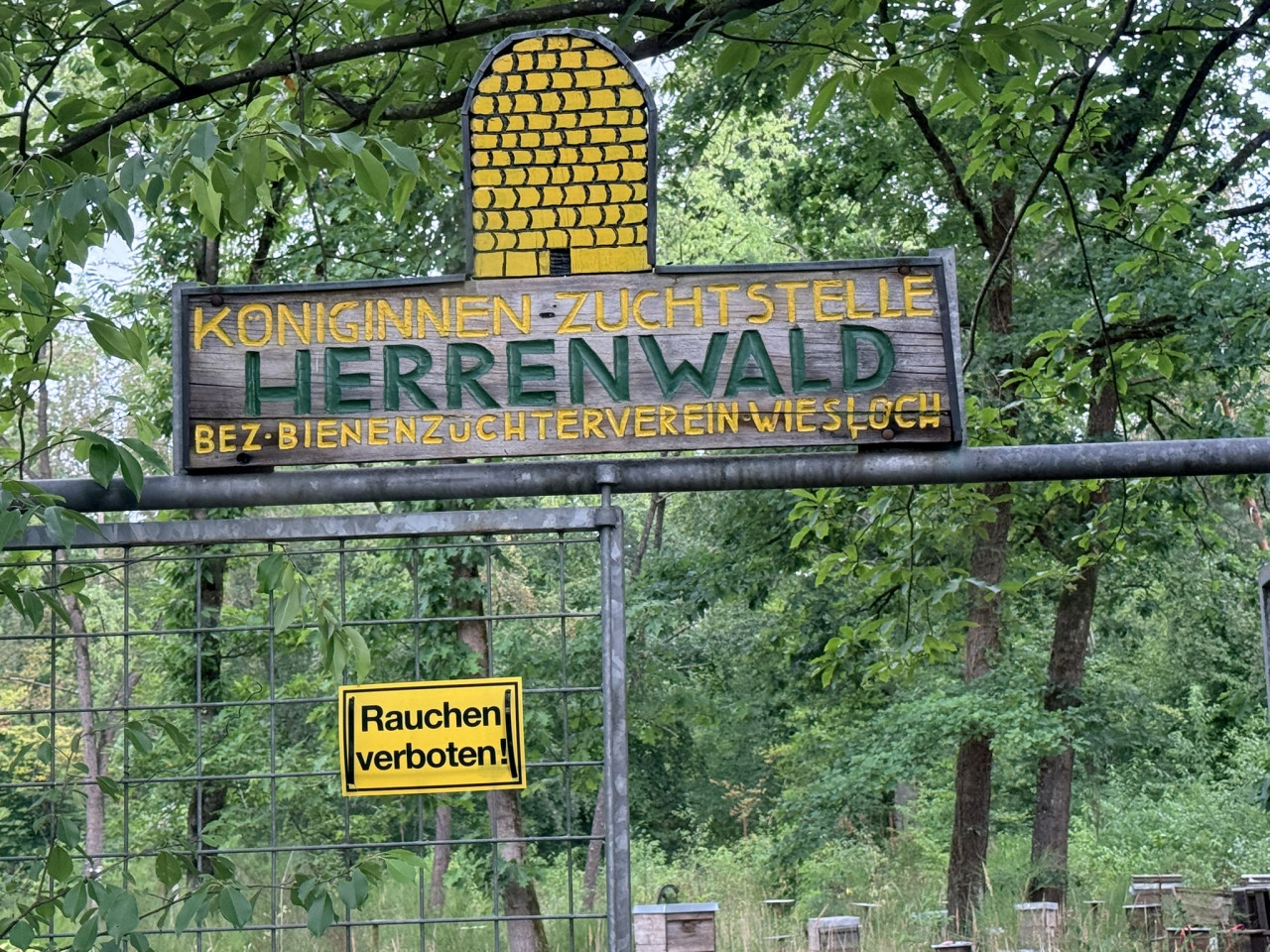Schild der Belegstelle Herrenwald