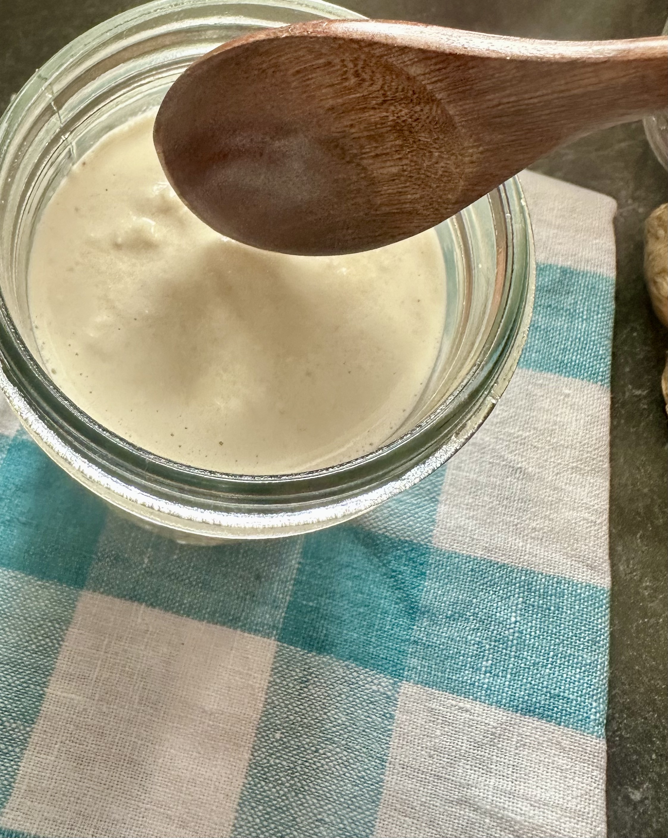 Cashewmasse nach dem Beimpfen kurz vor dem Umrühren